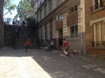 Les deux danseurs et le percussionniste du Collectif A/R se sont appropriés la rue Levert, le temps d'une représentation de danse contemporaine. Les deux danseurs et le percussionniste du Collectif A/R se sont appropriés la rue Levert, le temps d'une représentation de danse contemporaine.