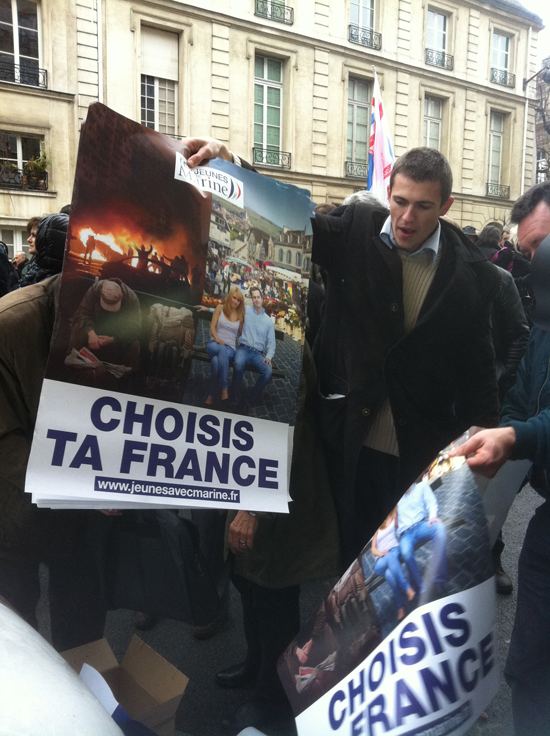 Les militants du FN distribuent tracts et affiches pendant la manifestation. (Crédits : Arnaud Rey)
