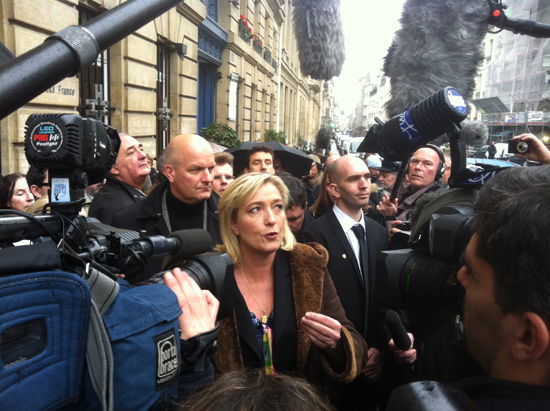 Marine Le Pen au milieu des journalistes, face au Sénat, rue Tournon. (Crédits : Arnaud Rey)